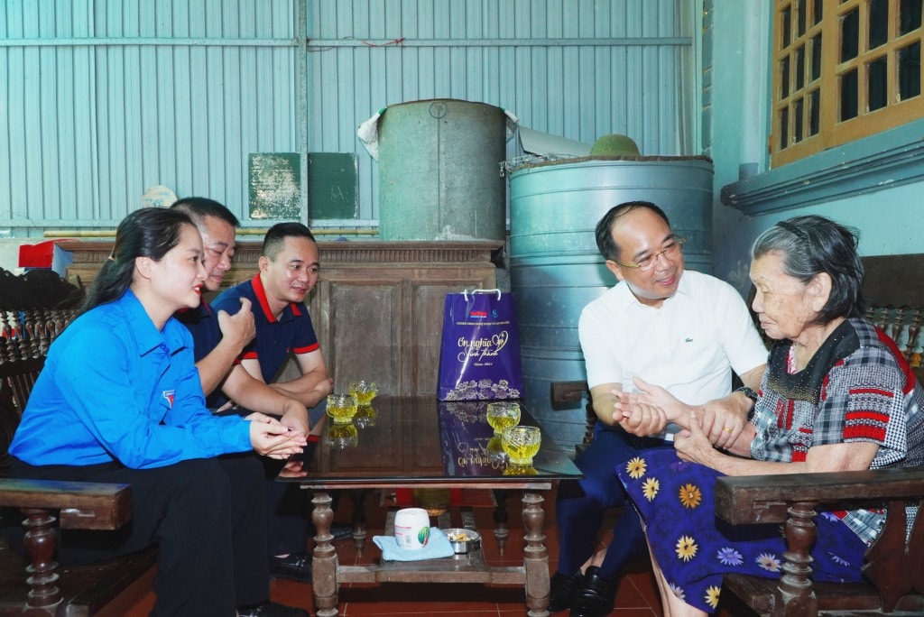 Đoàn công tác tặng quà và thăm hỏi Mẹ Việt Nam anh hùng 103 tuổi Trần Thị Diệu tại huyện Thạch Hà (Hà Tĩnh)