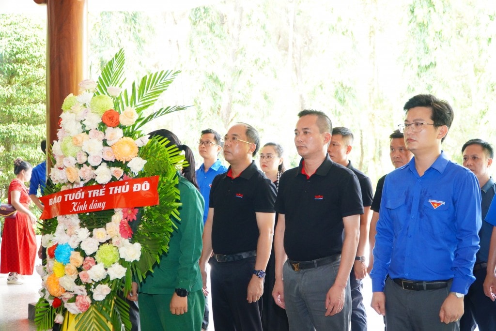 Đoàn công tác của báo Tuổi trẻ Thủ đô dâng hương tại Nhà bia tưởng niệm TNXP toàn quốc