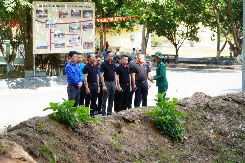 Các thành viên trong đoàn công tác xúc động khi lắng nghe thuyết minh viên kể câu chuyện của 10 nữ TNXP tại Ngã ba Đồng Lộc năm xưa