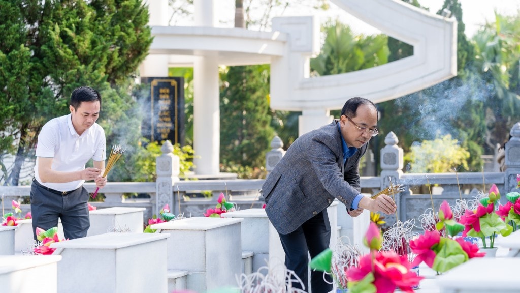 Đoàn công tác báo Tuổi trẻ Thủ đô thắp hương phần mộ liệt sĩ tại Nghĩa trang liệt sĩ Quốc gia Vị Xuyên