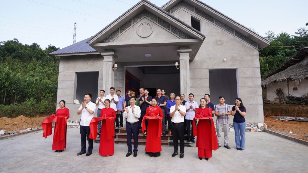Đoàn công tác Báo Tuổi trẻ Thủ đô bàn giao hai nhà đại đoàn kết cho hộ nghèo xã Bảo Ái, huyện Yên Bình, tỉnh Yên Bái