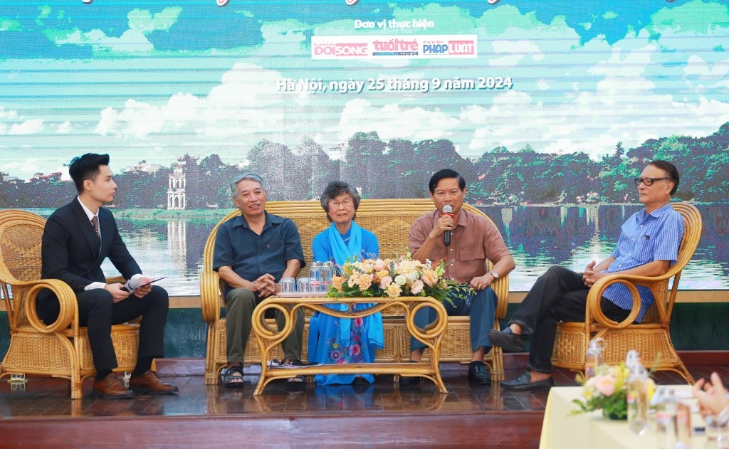 Các đại biểu chia sẻ tại chương trình tọa đàm, giao lưu gặp mặt nhân chứng lịch sử “Tiếp nối truyền thống - Vững bước tương lai”
