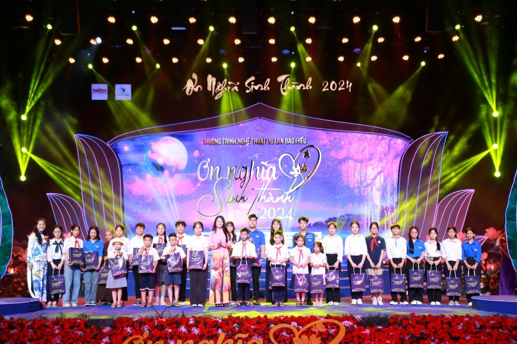 Các nhà hảo tâm trao tặng những phần quà ý nghĩa tới các em nhỏ có hoàn cảnh khó khăn tại chương trình “Ơn nghĩa sinh thành”