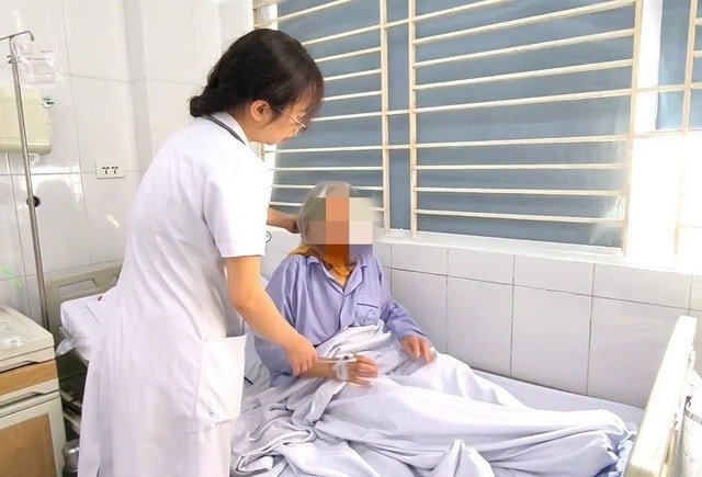 6 giờ đại phẫu tỉ mỉ cứu cụ bà mắc u tá tràng phức tạp, nguy cơ tử vong cao