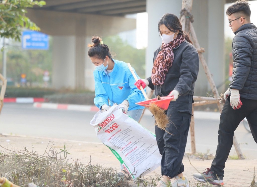 Nữ Bí thư Chi đoàn cùng các bạn trẻ dọn vệ sinh môi trường