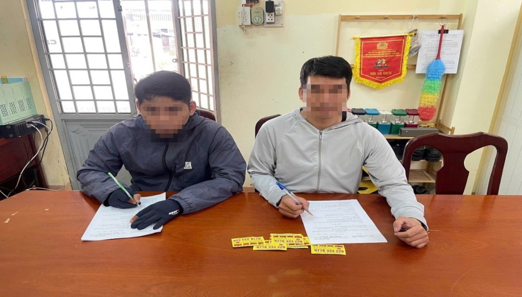 Các đối tượng Phạm Ngọc Cường Nguyễn Văn Huân tại cơ quan Công an. 