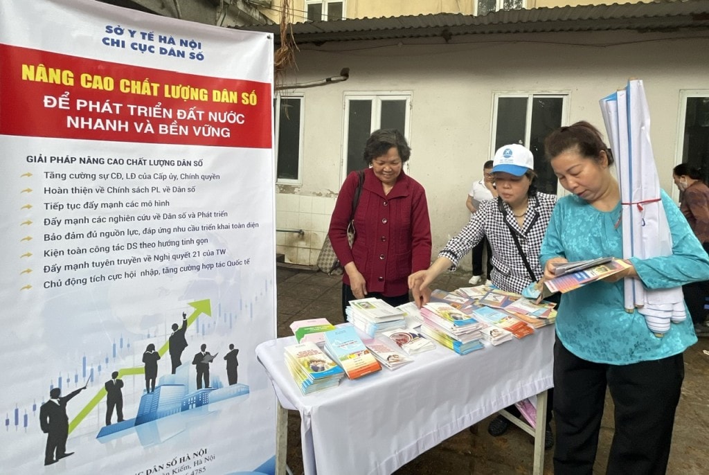 truyền thông, vận động lồng ghép cung cấp dịch vụ CSSKSS chất lượng cao trên địa bàn quận.