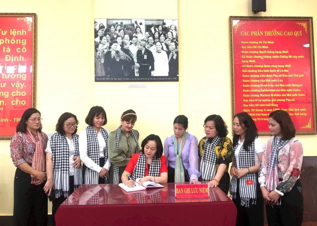 Đoàn công tác đã tới Khu lưu niệm Nữ tướng Nguyễn Thị Định dâng hoa, dâng hương tưởng nhớ, tri ân Nữ tướng Nguyễn Thị Định