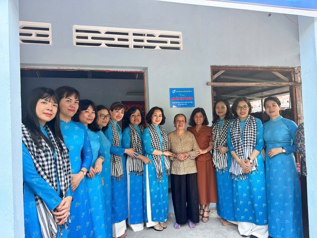 bàn giao Mái ấm tình thương do Hội Liên hiệp phụ nữ Hà Nội hỗ trợ xây dựng, dành tặng bà Võ Thị Đủ
