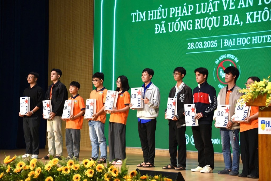 Ban tổ chức cũng trao nhiều phần quà đến các bạn sinh viên tham gia
