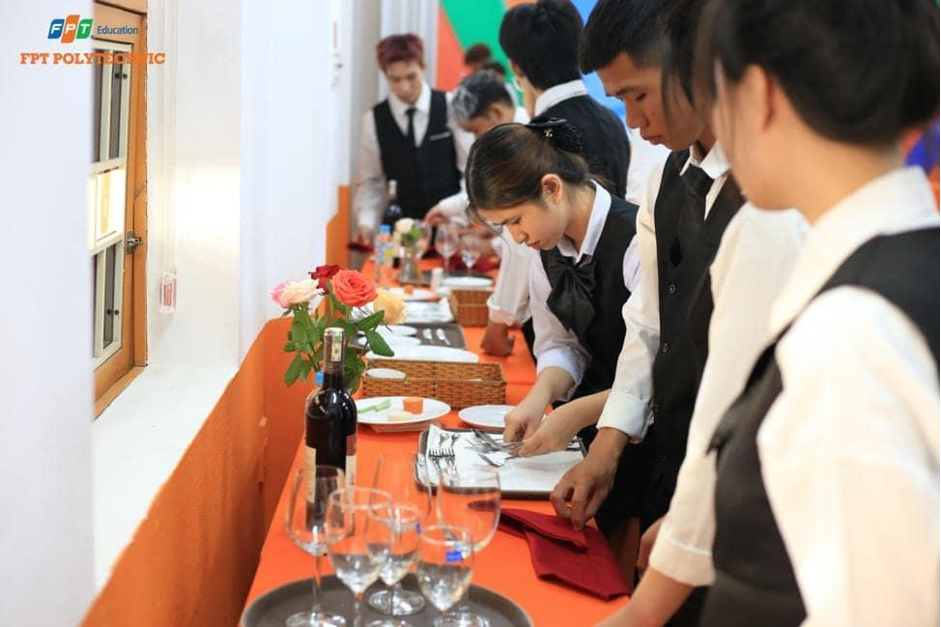 Sinh viên FPT Polytechnic thực hành nghiệp vụ bộ môn Du lịch - Nhà hàng - Khách sạn