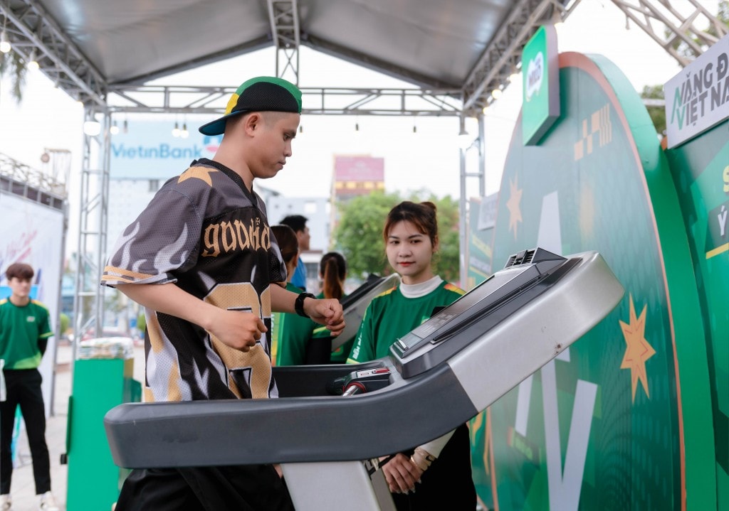 Khu vực trải nghiệm thể lực “Năng Động Việt Nam” của Nestlé MILO tại Giải Tiền Phong Marathon 2025, nơi người tham dự có thể tham gia thử thách chạy bộ, kiểm tra sức bền và nhận quà tặng từ nhãn hàng.(2)