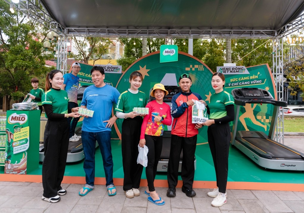 Khu vực trải nghiệm thể lực “Năng Động Việt Nam” của Nestlé MILO tại Giải Tiền Phong Marathon 2025, nơi người tham dự có thể tham gia thử thách chạy bộ, kiểm tra sức bền và nhận quà tặng từ nhãn hàng.(3)