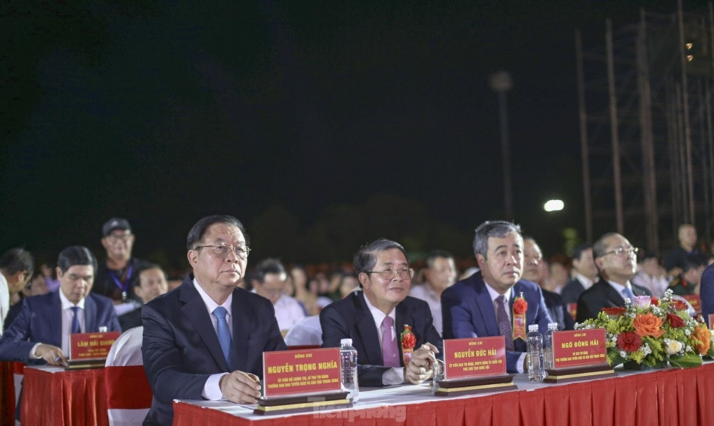 ại biểu cùng đông đảo người dân dự lễ kỷ niệm.