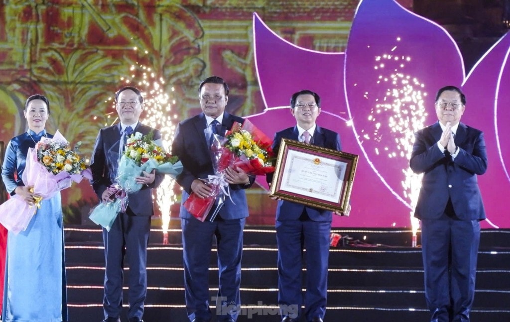  Bình Định đón nhận Huân chương Độc lập hạng Ba ảnh 4 Bình Định đón nhận Huân chương Độc lập hạng Ba ảnh 5 Trao Huân chương Độc lập hạng Ba cho Đảng bộ, chính quyền và nhân dân tỉnh Bình Định.