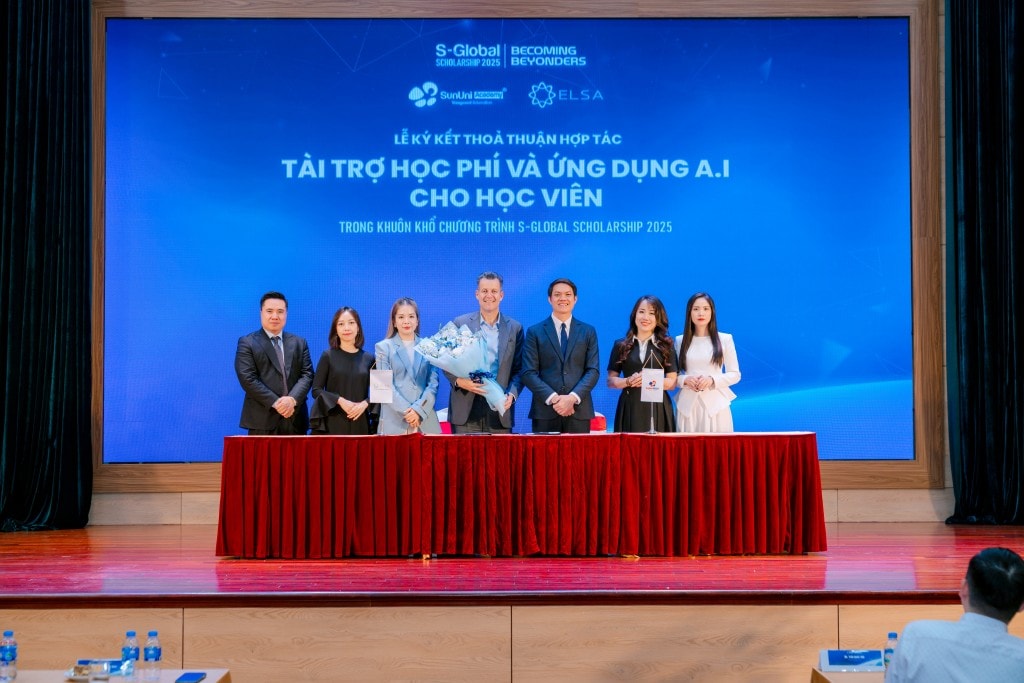 Các đơn vị ký kết thỏa thuận hợp tác tài trợ học phí và ứng dụng AI vào giảng dạy tiếng Anh trực tuyến trong khuôn khổ học bổng S-Global 2025.