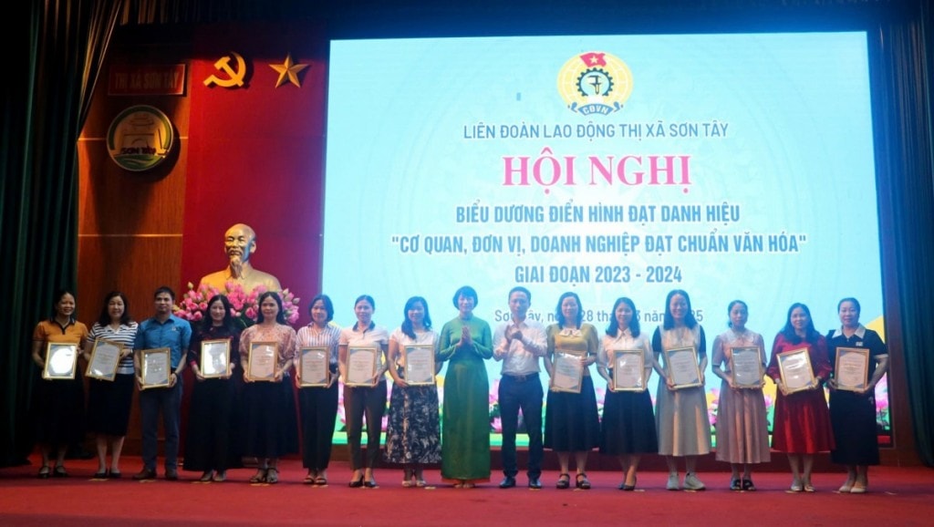 Sơn Tây biểu dương các cơ quan, đơn vị, doanh nghiệp đạt chuẩn văn hóa