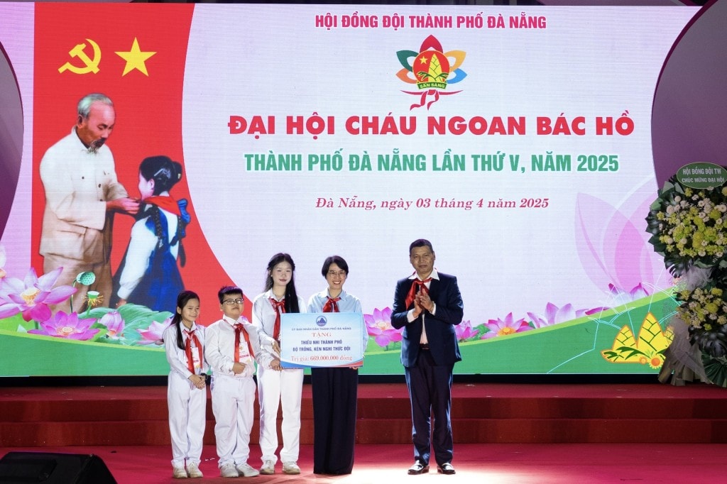 Lãnh đạo UBND TP Đà Nẵng tặng Hội đồng Đội thành phố bộ trống - kèn nghi thức Đội trị giá 669 triệu đồng (Ảnh Đ.Minh)