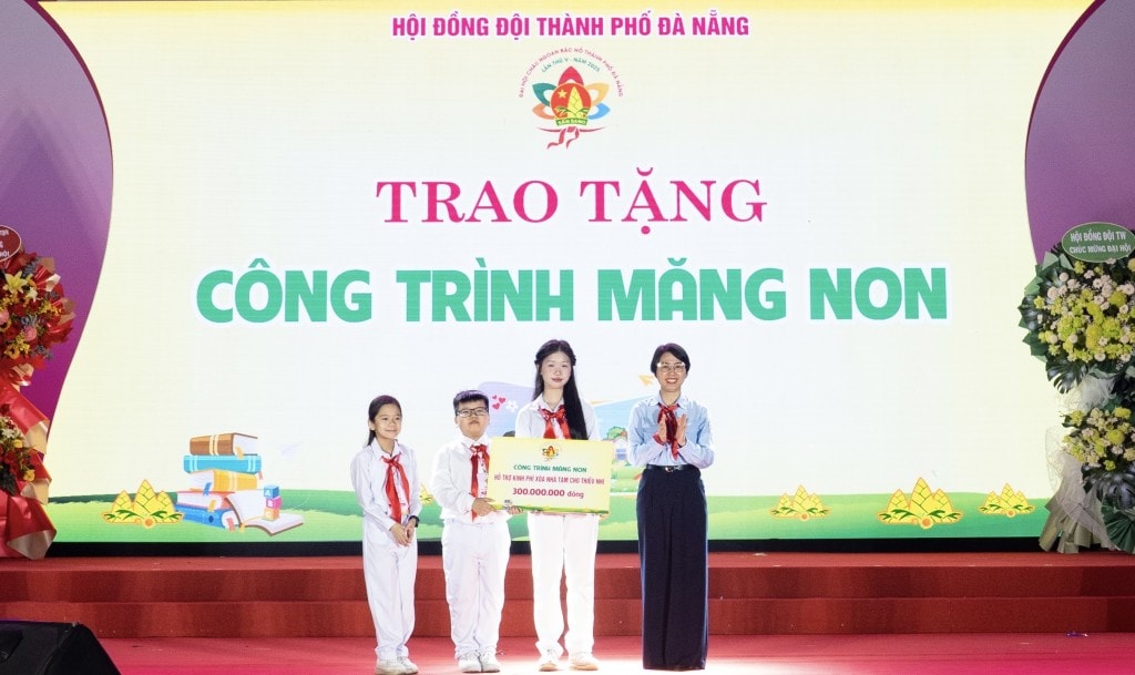Hội đồng Đội thành phố Đà Nẵng trao tặng Công trình măng non chào mừng Đại hội (Ảnh Đ.Minh)