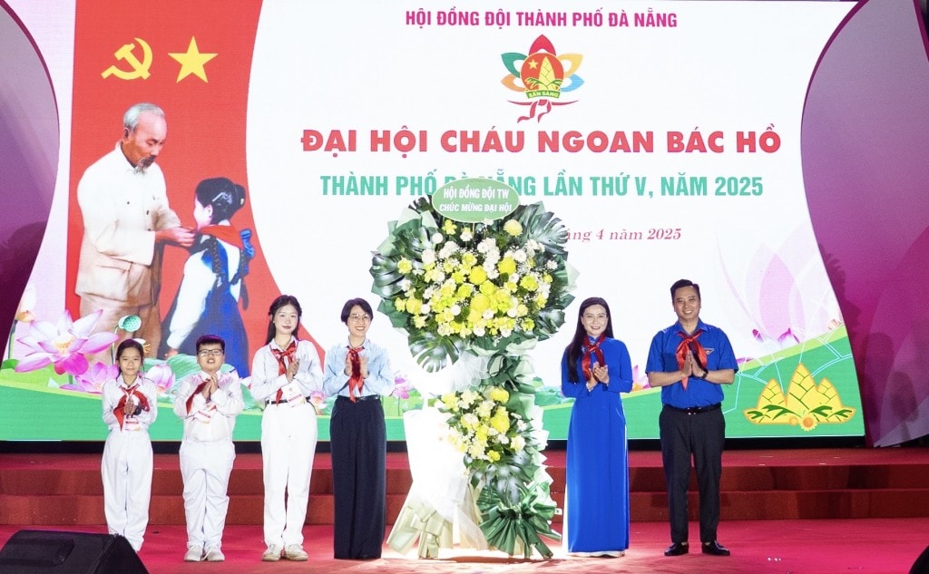 Chị Nguyễn Phạm Duy Trang, Bí thư Trung ương Đoàn, Chủ tịch Hội đồng Đội Trung ương tặng hoa chúc mừng Hội đồng Đội TP Đà Nẵng (Ảnh Đ.Minh)