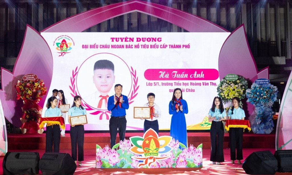Chị Nguyễn Phạm Duy Trang, Bí thư Trung ương Đoàn, Chủ tịch Hội đồng Đội Trung ương và anh Lê Công Hùng Bí thư Thành đoàn Đà Nẵng trao tuyên dương  thiếu nhi đạt danh hiệu “Cháu ngoan Bác Hồ” tiêu biểu cấp thành phố (Ảnh Đ.Minh)