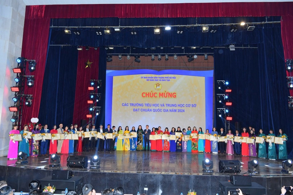 Hà Nội trao bằng chứng nhận 412 trường đạt chuẩn quốc gia
