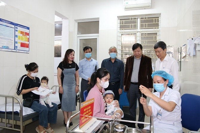 Đoàn kiểm tra, giám sát công tác tiêm chủng vắc xin phòng bệnh sởi tại Trạm y tế phường Yên Nghĩa, quận Hà Đông.