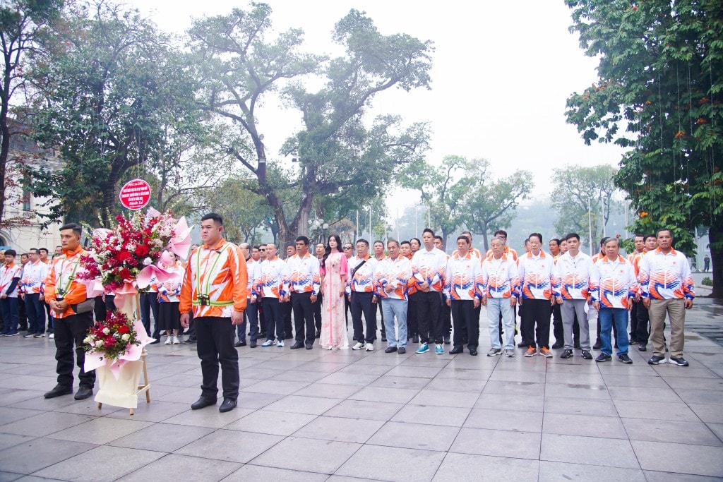 Hoa hậu Thanh Hà cùng Ban Tổ chức Giải đua xe đạp tranh Cúp Truyền hình TP Hồ Chí Minh dâng hương tại tượng đài vua Lý Thái Tổ