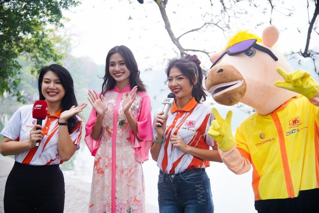 Cô tích cực cổ vũ cho các tay đua