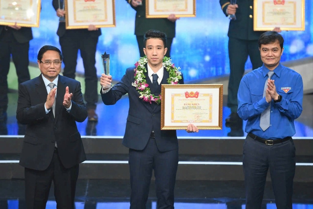 Với hành trình phục dựng ảnh lịch sử và hoạt động tri ân, đến nay, anh Phùng Quang Trung vinh dự được trao tặng giải thưởng Gương mặt trẻ Việt Nam tiêu biểu năm 2024 lĩnh vực hoạt động xã hội