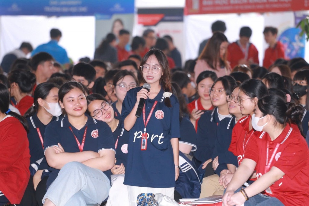 Các bạn trẻ tích cực học tập mọi lúc, mọi nơi