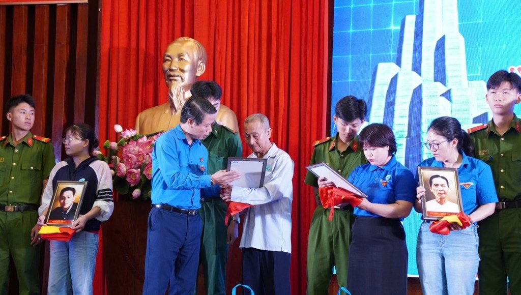 Các gia đình thân nhân liệt sĩ xúc động khi nhận di ảnh của thân nhân mình.
