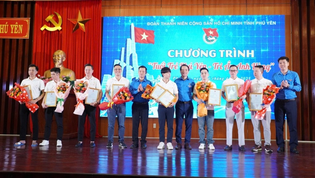 Thường trực Tỉnh đoàn Phú Yên trao bằng khen cho nhóm Team Lee và cá nhân của nhóm đã có nhiều thành tích trong tham gia các hoạt động tình nguyện trên địa bàn tỉnh Phú Yên năm 2025.