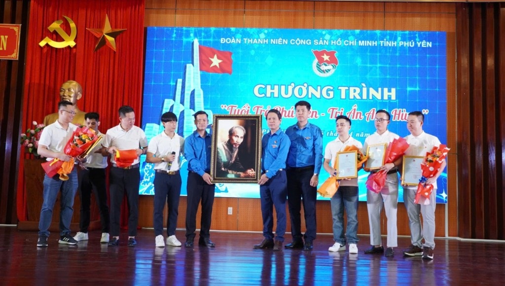 Nhóm Team Lee trao tặng ảnh chân dung Bác Hồ cho Thường trực Tỉnh đoàn Phú Yên.