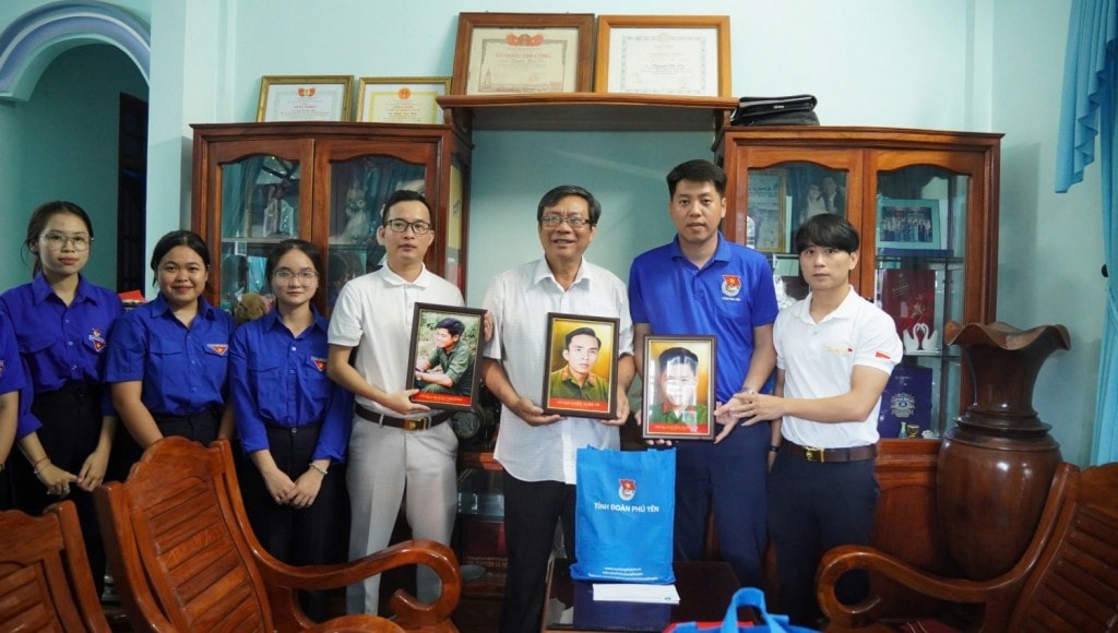 Thường trực Tỉnh đoàn Phú Yên thăm, trao tặng di ảnh cho gia đình thân nhân liệt sĩ ở huyện Tuy An.