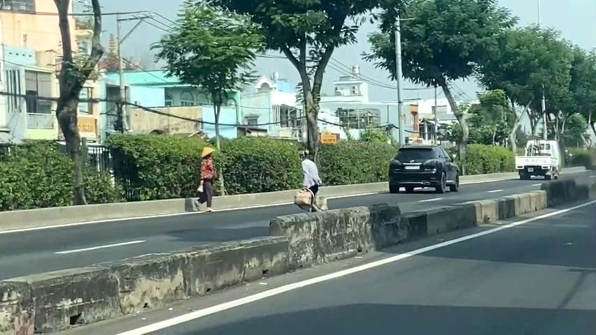 Tình trạng người dân qua đường không đúng nơi quy định trên tuyến Lê Quang Đạo, xã Tân Thới Nhì, huyện Hóc Môn