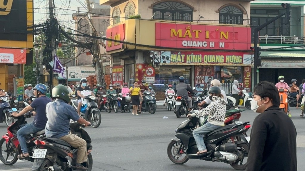Mặc dù xe cộ đông đúc nhưng người đi bộ vẫn vô tư đi dưới lòng đường