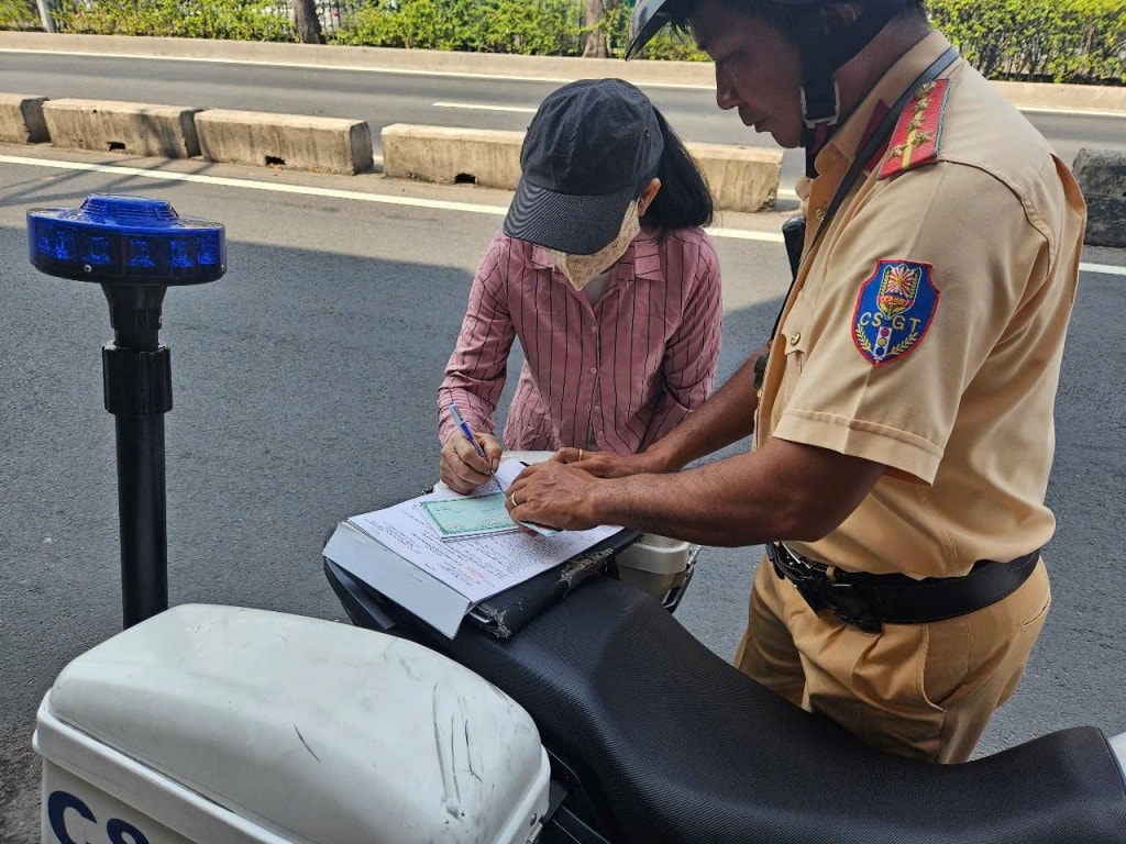 Đội CSGT An Sương xử phạt 1 trường hợp người vi phạm đi qua đường không đúng nơi quy định
