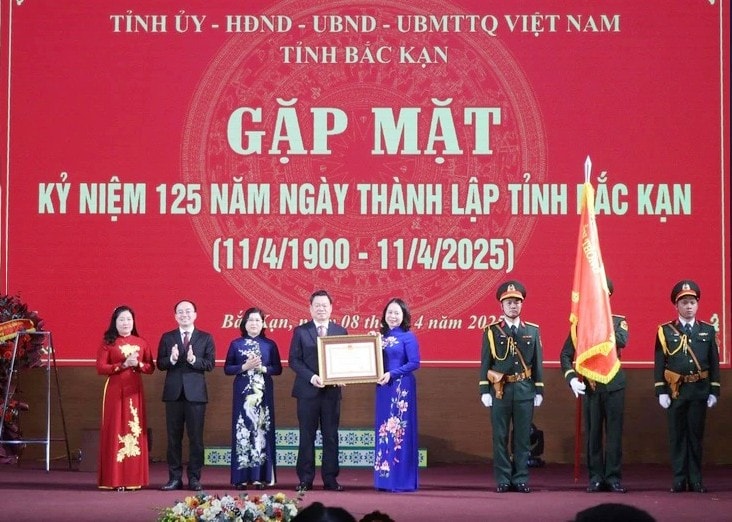 Phó Chủ tịch nước Võ Thị Ánh Xuân thừa ủy quyền của Chủ tịch nước trao tặng Huân chương Lao động hạng Nhất cho Đảng bộ, chính quyền và nhân dân tỉnh Bắc Kạn (Ảnh: TTXVN)