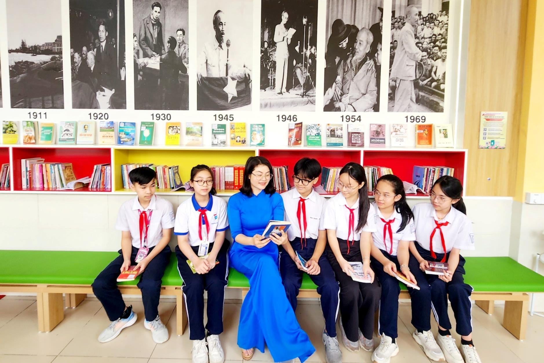 Gắn biển công trình "Dân vận khéo" Không gian văn hóa Hồ Chí Minh