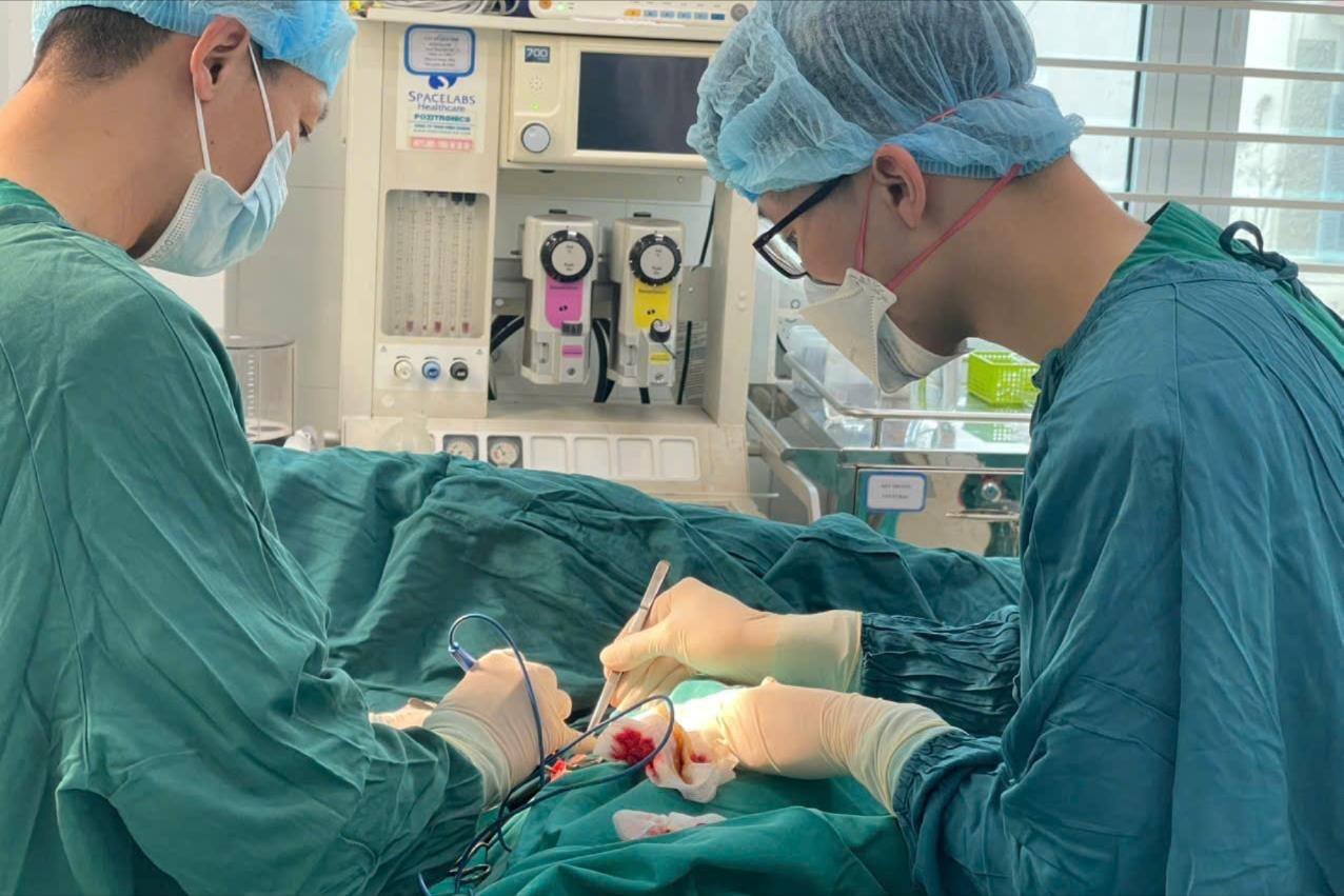 Cụ bà 85 tuổi bị ung thư vú khổng lồ được phẫu thuật thành công