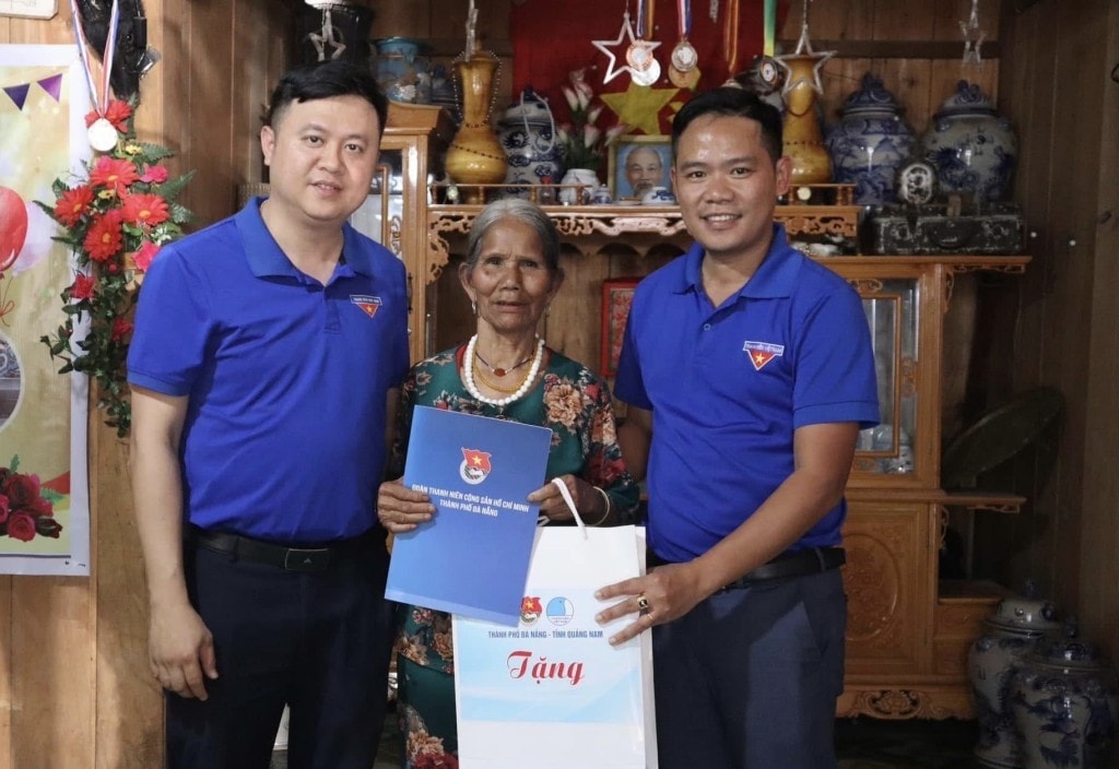 Đến thăm, tặng quà cho 6 già làng, trưởng bản, người có uy tín cộng đồng huyện Tây Giang, tỉnh Quảng Nam 