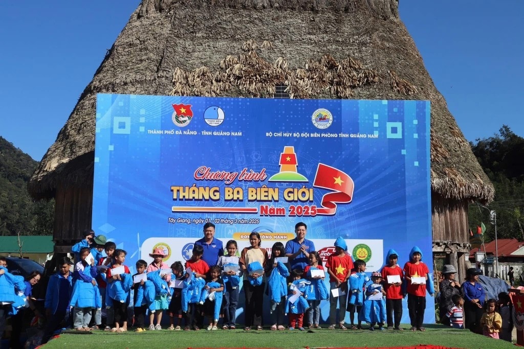 Thành đoàn Đà Nẵng và Tỉnh đoàn Quảng Nam trao tặng 50 suất học bổng cho thiếu nhi có hoàn cảnh khó khăn trên địa bàn xã Atiêng, huyện Tây Giang