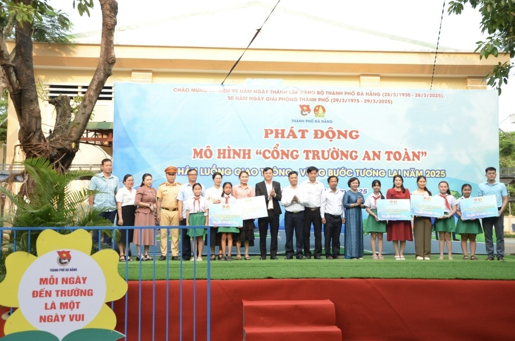 Phát động mô hình cổng trường an toàn 