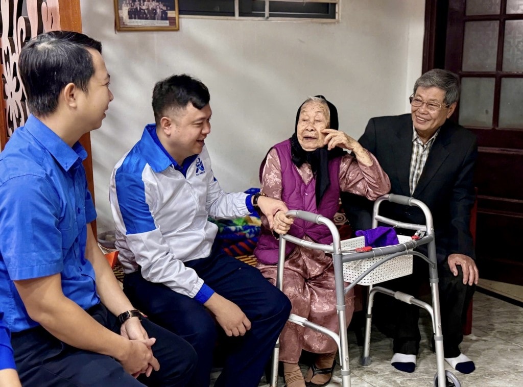 Mô hình “Chúng con luôn bên mẹ” tiếp tục thăm hỏi, chăm sóc sức khoẻ cho 73 Bà mẹ Việt Nam Anh hùng