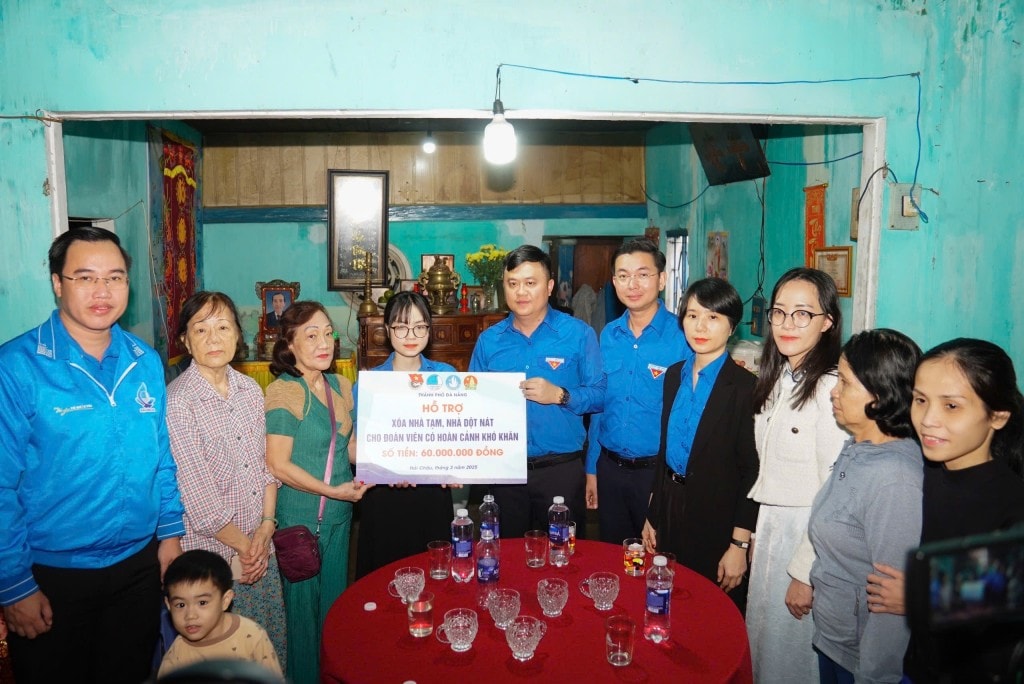 Trao hỗ trợ xóa nhà tạm dột nát cho đoàn viên thanh niên khó khăn 