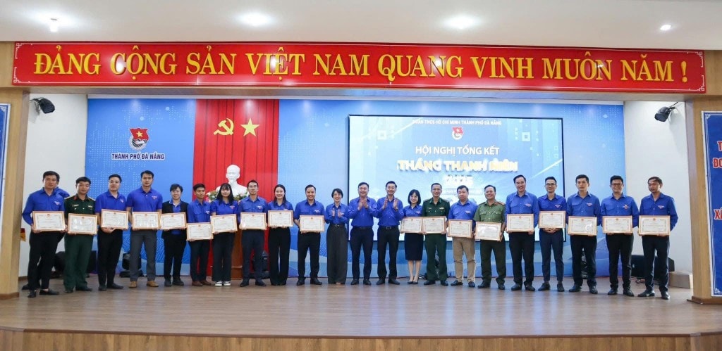 Ban Thường vụ Thành đoàn đã tuyên dương 45 tập thể và 38 cá nhân đoàn viên thanh niên tiêu biểu đã có những thành tích xuất sắc trong Tháng Thanh niên năm 2025