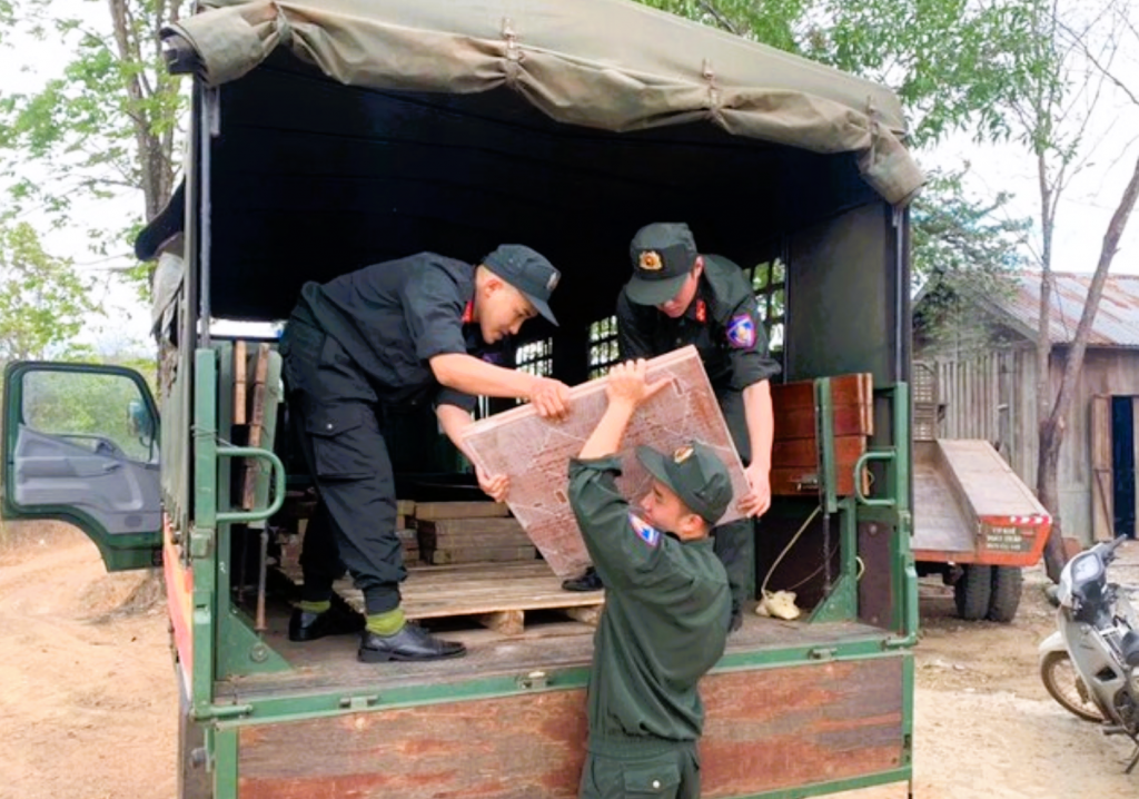 Công an tỉnh Đắk Lắk hỗ trợ vận chuyển vật liệu, góp công xây dựng, sửa chữa nhà tạm, nhà dột nát cho người dân (Ảnh: CTV)