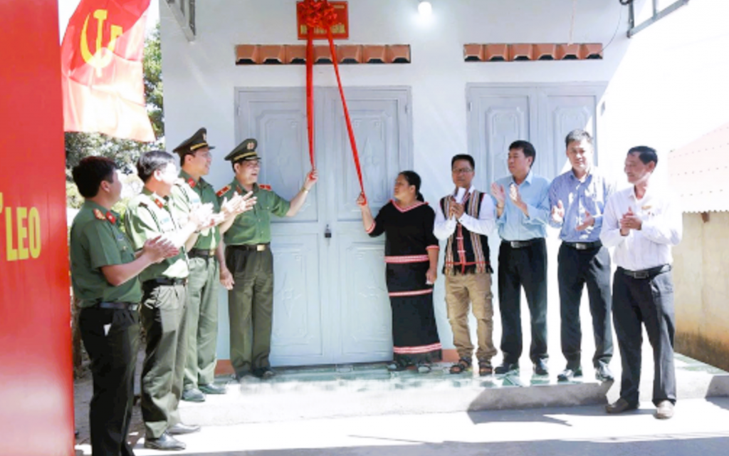 Công an tỉnh Đắk Lắk phối hợp với Huyện ủy, UBND huyện Ea H’leo bàn giao nhà tình nghĩa cho hộ gia đình chị Rơ Âu H’hra.