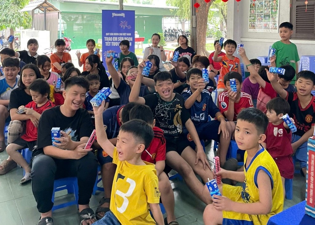 Tiếp đó, ngày 25/1, hơn 120 em nhỏ Làng trẻ em SOS Gò Vấp, một trong 2 làng SOS đầu tiên tại Việt Nam, cũng đã nhận các phần quà Tết đến từ chương trình Quỹ sữa Vươn cao Việt Nam. Không riêng tại đây, gần 1.000 phần quà Tết tương đương 13.100 hộp sữa tươi